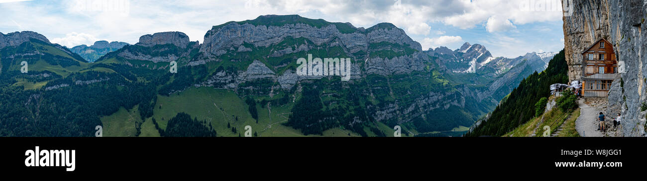 Célèbre Gasthaus Aescher Wildkirchli dans l'Alpstein Suisse - Vue panoramique Banque D'Images