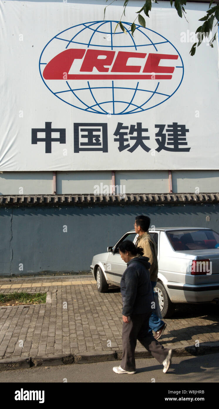 --FILE--piétons passent devant une publicité pour la construction du chemin de fer de la Chine (CRCC Corporation Limited) à Beijing, Chine, 6 novembre 2012. Chine Banque D'Images