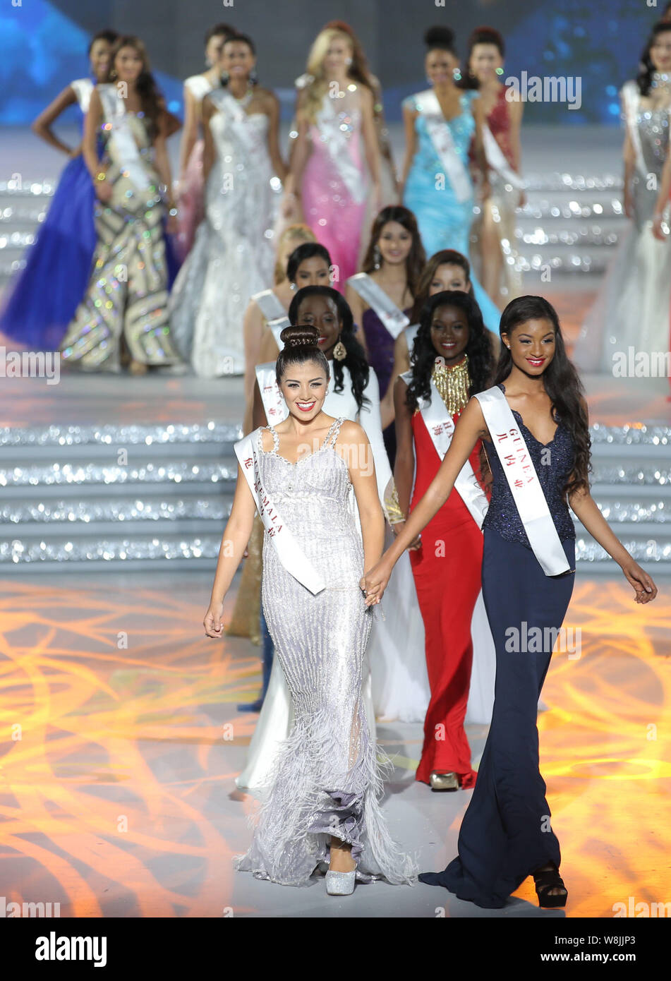 Les participants assistent à la 65e finale de Miss Monde dans la ville de Sanya, province de Hainan en Chine du sud, le 20 décembre 2015. Le finale de la Miss Monde 2015 cont Banque D'Images