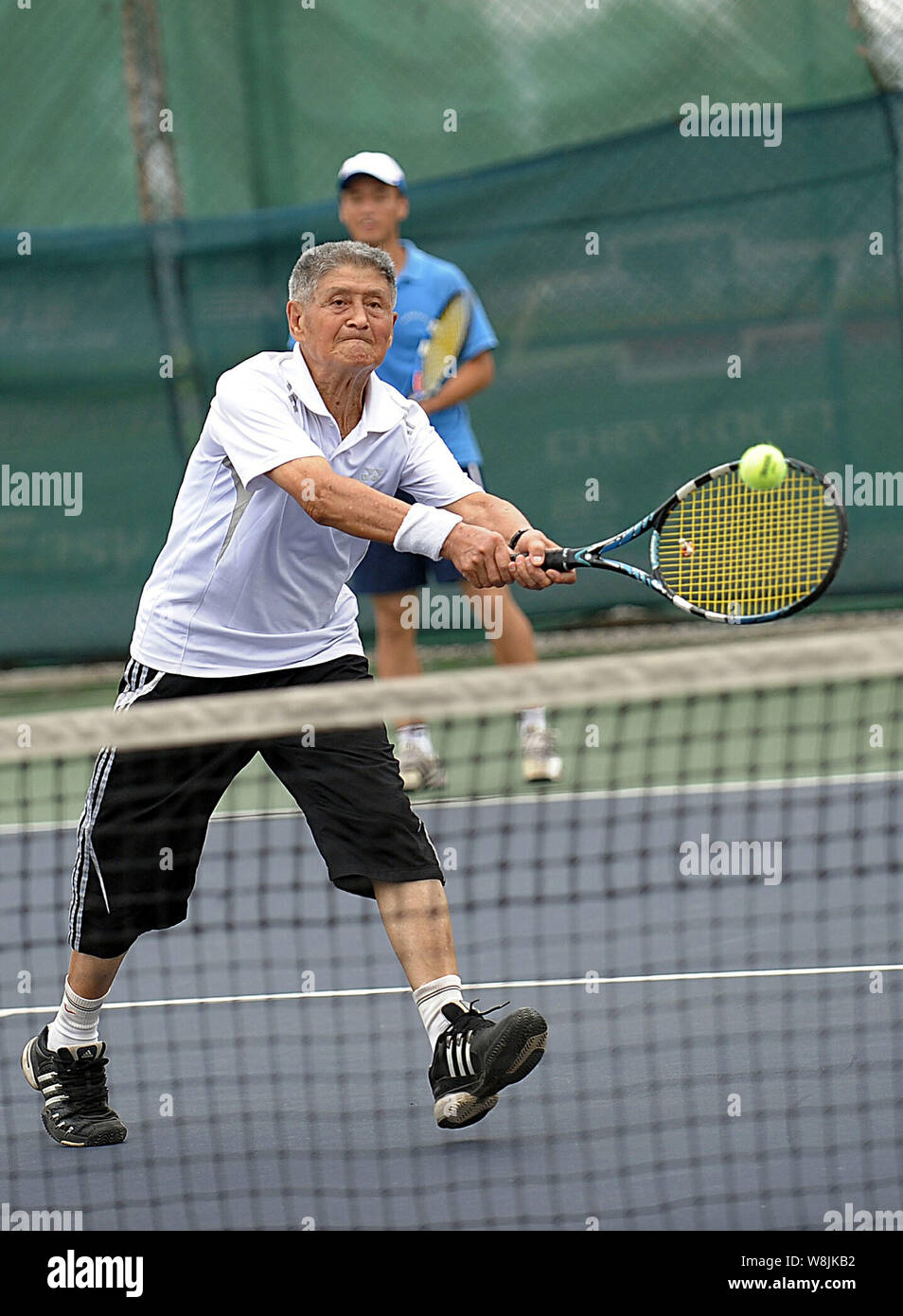 FILE--Zhang Renpeng, 81 ans, passionné de sport, avant, renvoie une balle  de tennis lors d'une classe à l'Institut d'éducation physique de Wuhan à  Wuhan Photo Stock - Alamy