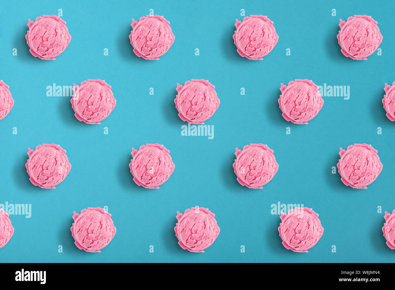 Schéma des boules de glace sur le fond bleu, vue du dessus Banque D'Images