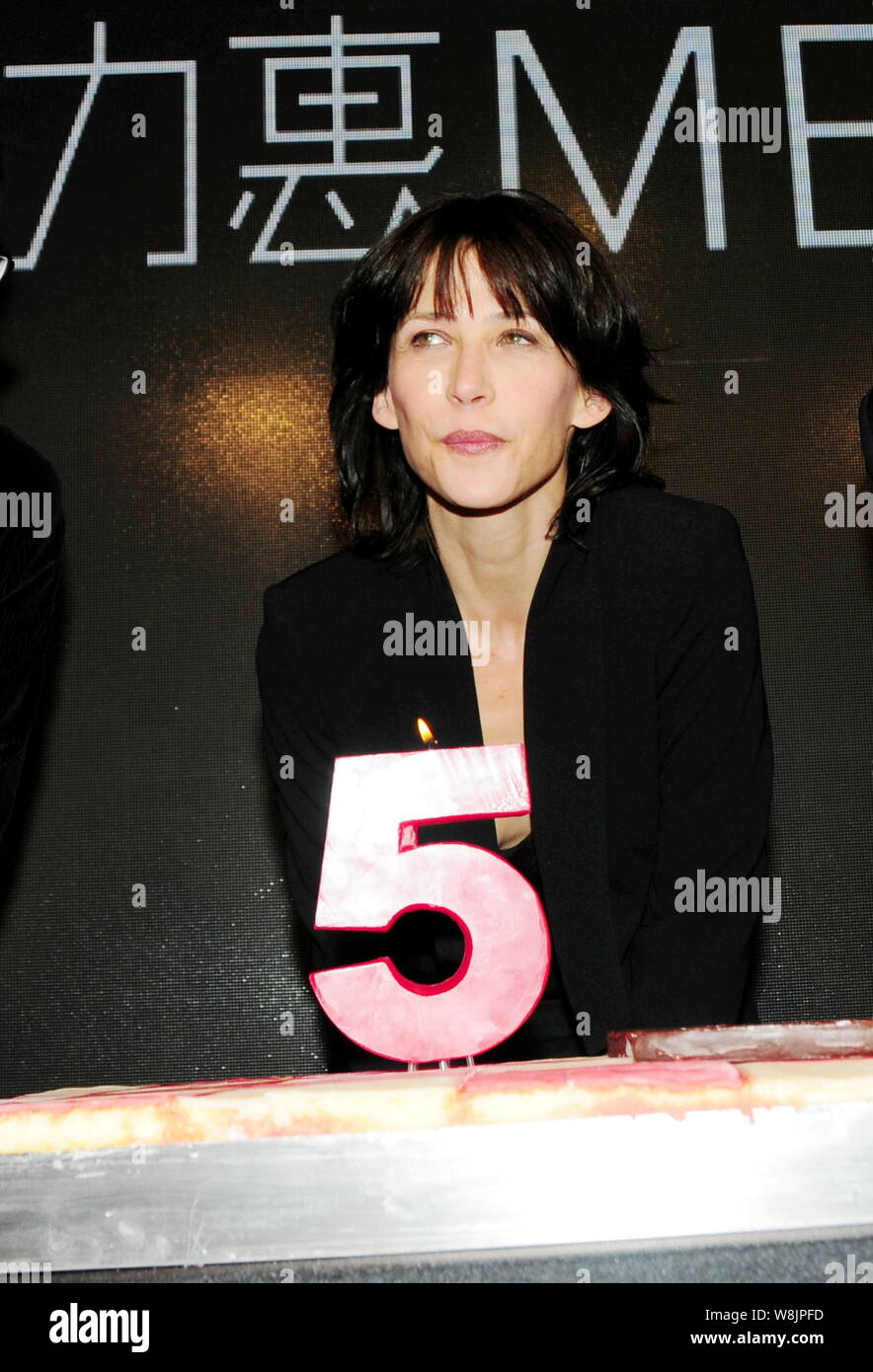L Actrice Francaise Sophie Marceau Pose Avant De Souffler Une Bougie Lors D Un Evenement Pour Celebrer Le Cinquieme Anniversaire De La Mode De Luxe Chinois Shoppin Photo Stock Alamy L Actrice Francaise Sophie Marceau Pose Avant De Souffler Une Bougie Lors D Un Evenement Pour Celebrer Le Cinquieme Anniversaire De La Mode De Luxe Chinois Shoppin Photo Stock Alamy