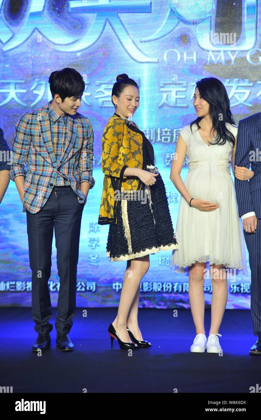 Actrice Chinoise Zhang Ziyi, centre, en tant que producteur et Jiang Wen, droite, posent pour montrer leur faux ventres enceintes à côté de l'Acteur Chen Xuedong, à gauche, Banque D'Images