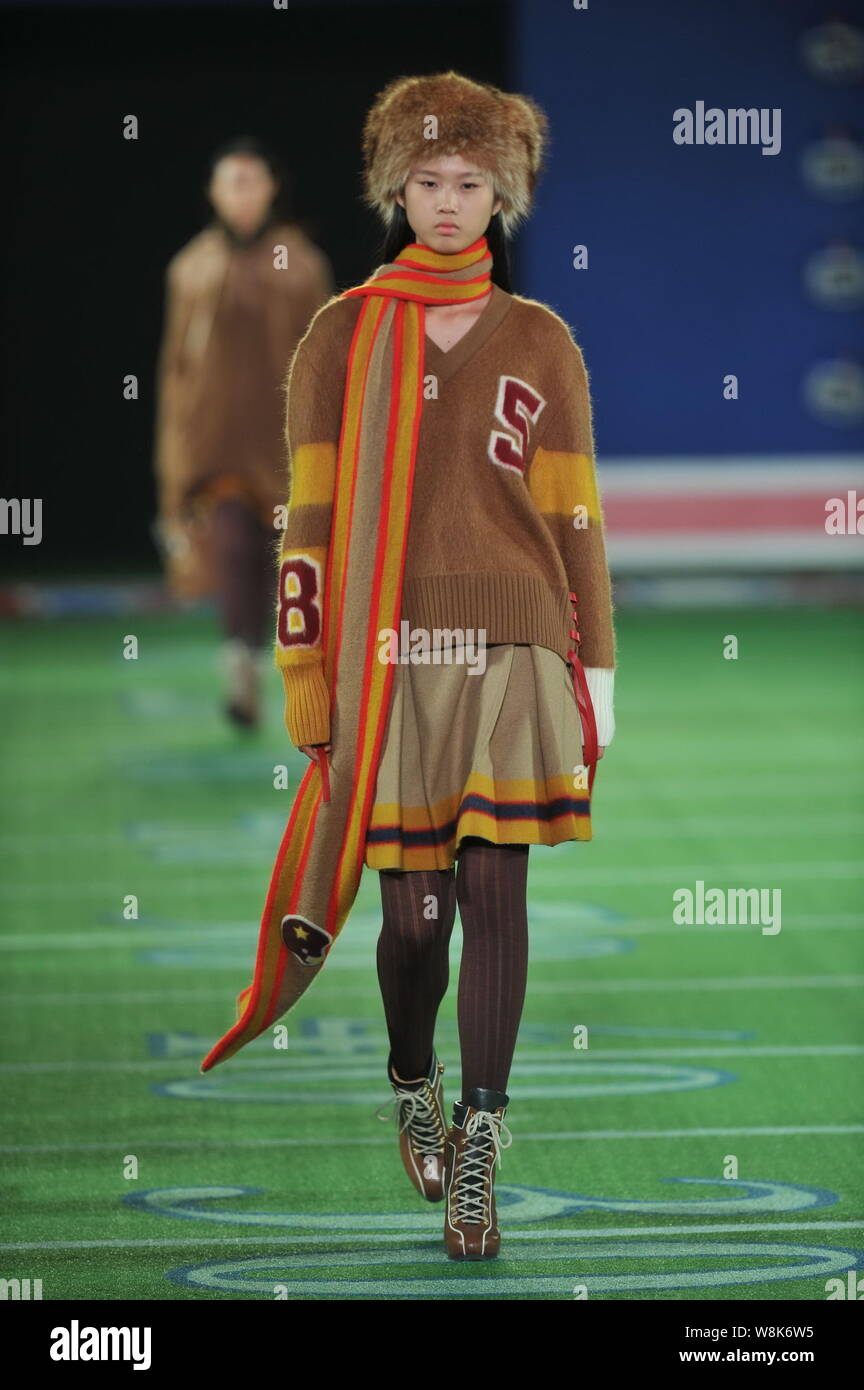 Un Modele Affiche Une Nouvelle Creation A La 30e Anniversaire Tommy Hilfiger Fashion Show A Beijing Chine 26 Mai 15 Photo Stock Alamy