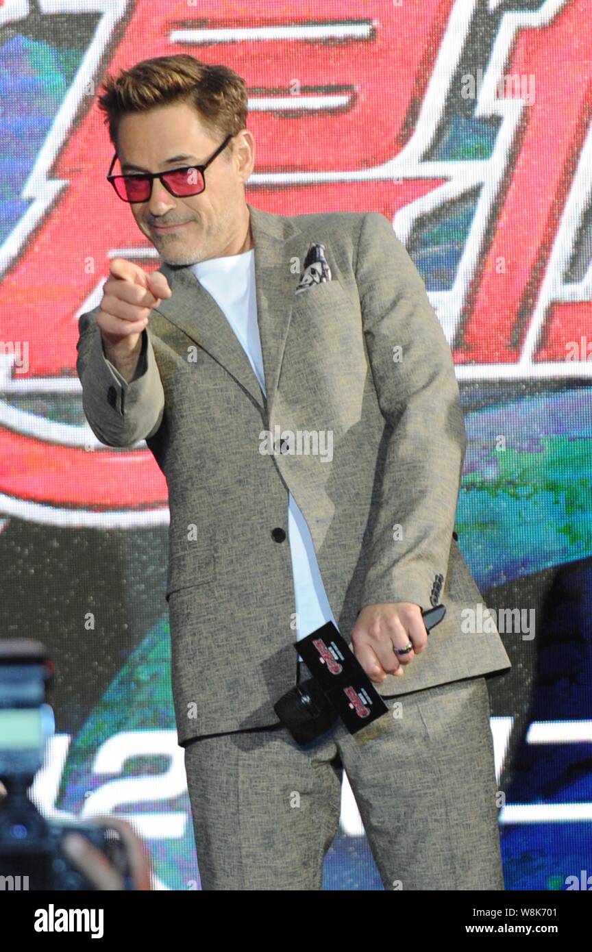 L'acteur américain Robert Downey Jr. pose au cours d'une conférence de presse pour son film 'Avengers : Uncanny X-Men' à Beijing, Chine, 19 avril 2015. Banque D'Images