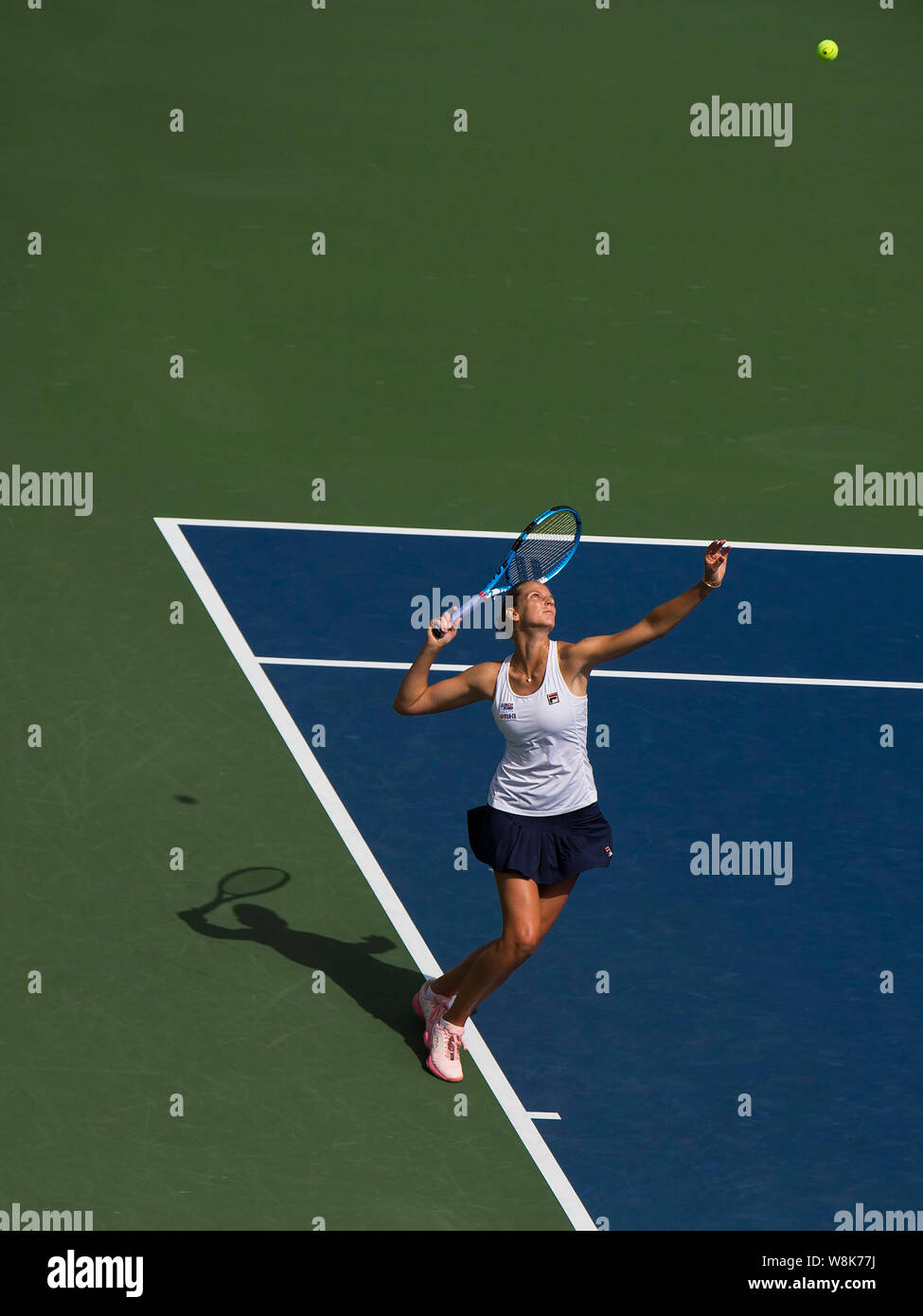 Toronto, Canada. 9 Août, 2019. Karolina Pliskova sert de la République tchèque contre Bianca Andreescu du Canada pendant les quarts de finale dames en 2019 à la Coupe Rogers de Toronto, Canada, 9 août 2019. Credit : Zou Zheng/Xinhua/Alamy Live News Banque D'Images