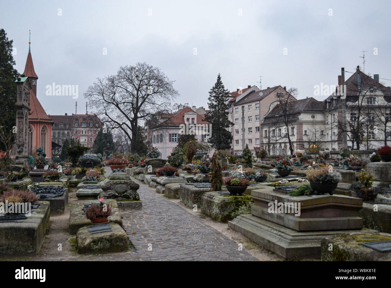 L'hiver une promenade dans la ville allemande de Nuremberg dans ce beau cimetière Banque D'Images