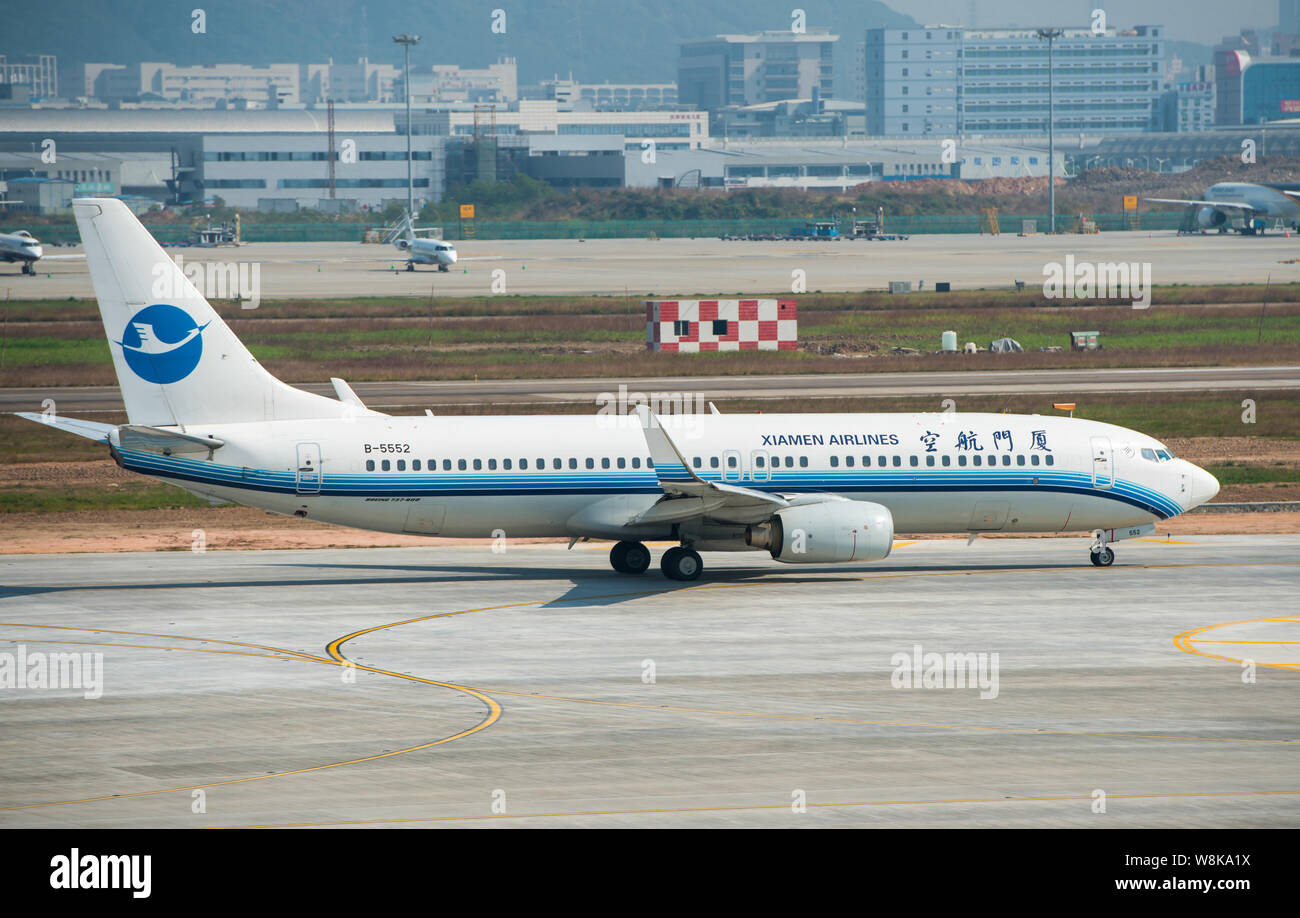 --FILE--un Boeing 737-800 passenger jet Air de Xiamen taxis à l'Aéroport International de Shenzhen Baoan Shenzhen City, au sud du Guangdong provi Banque D'Images