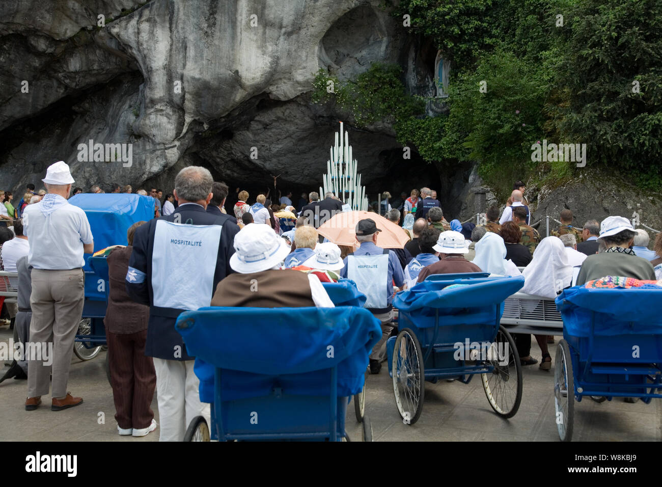 Les fidèles se rassemblent par la Grotte de Massabielle à Lourdes France Banque D'Images