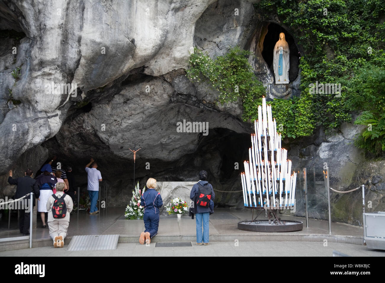 Les fidèles se rassemblent par la Grotte de Massabielle à Lourdes France Banque D'Images