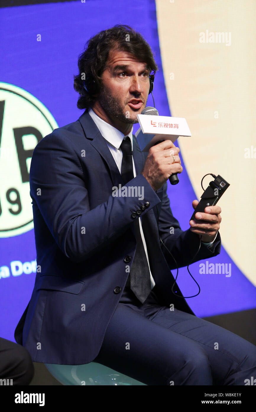 Le Borussia Dortmund ex-star du football allemand Karl-Heinz Riedle parle lors d'une conférence de presse pour la Chine match de la Coupe des Champions de l'International 2 Banque D'Images