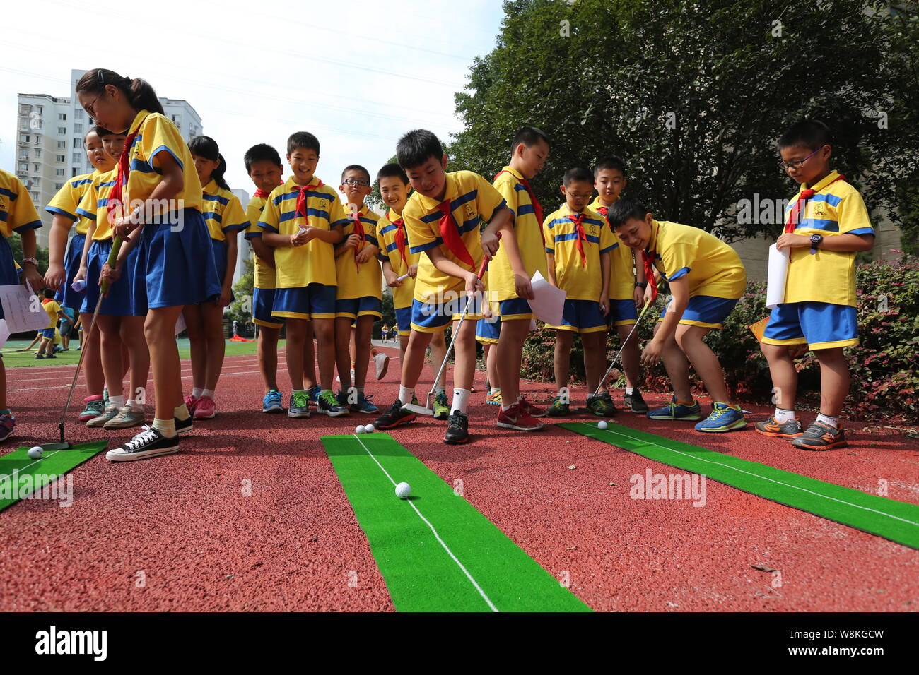 --FILE--Jeunes étudiants chinois de jouer au golf sur l'aire de jeux à l'école primaire de Hangzhou ) le premier jour du nouveau semestre à Hangzhou c Banque D'Images