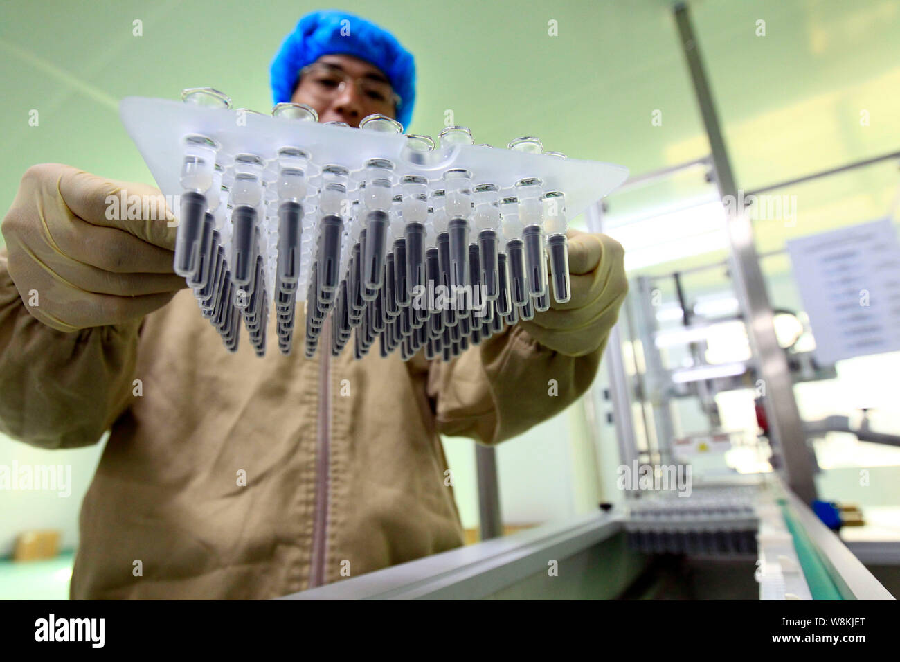 --FILE--Un travailleur chinois montre des doses de vaccin dans une usine de Shenzhen Kangtai Produits biologiques Co.,Ltd., également connu comme BioKangtai à Shenzhen, cit Banque D'Images