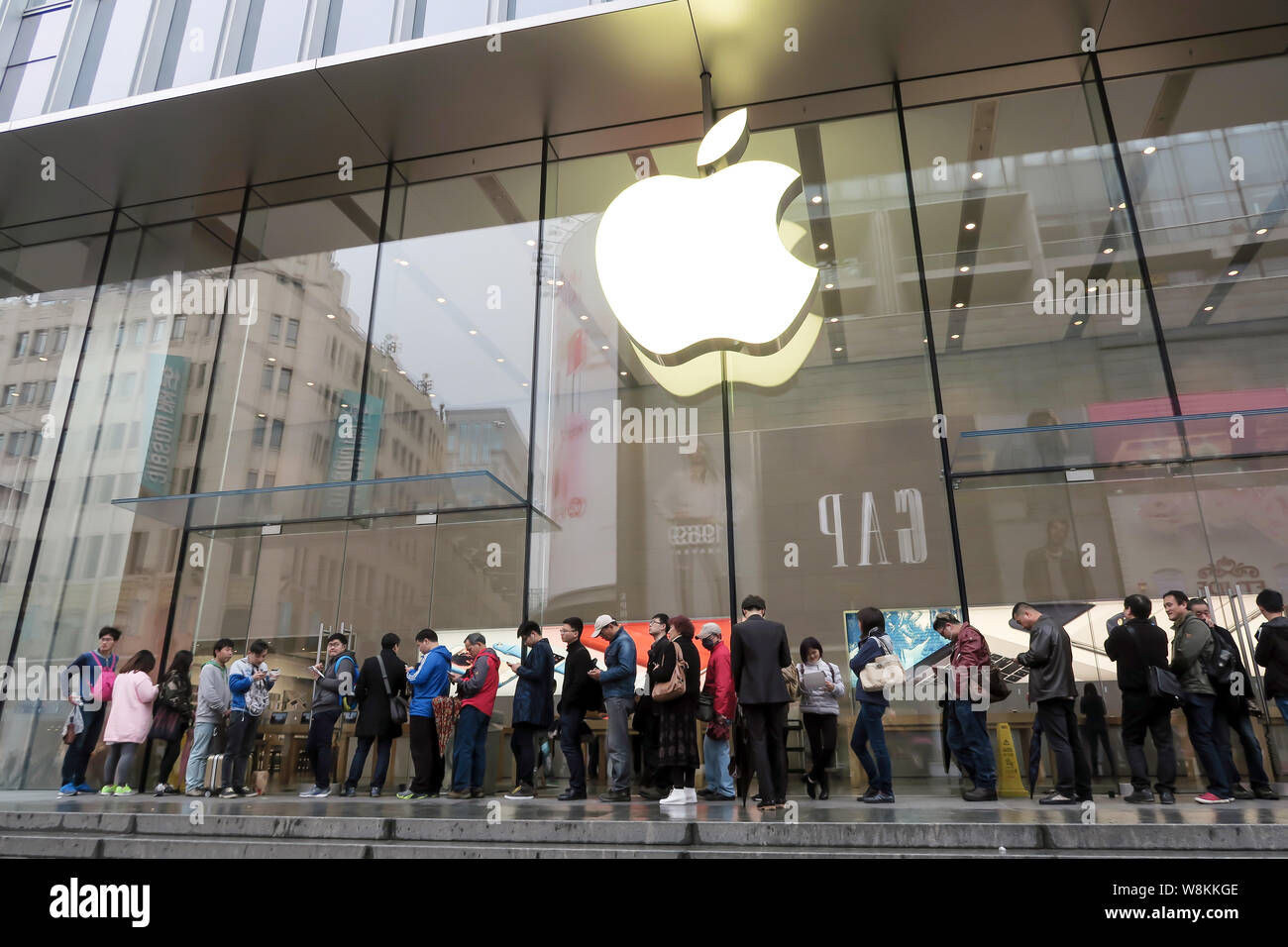Les clients en file d'attente pour acheter iPhone smartphones se à l'Apple Store sur la rue commerçante de Nanjing Road à Shanghai, Chine, 31 mars 2016. Le 2 mars Banque D'Images