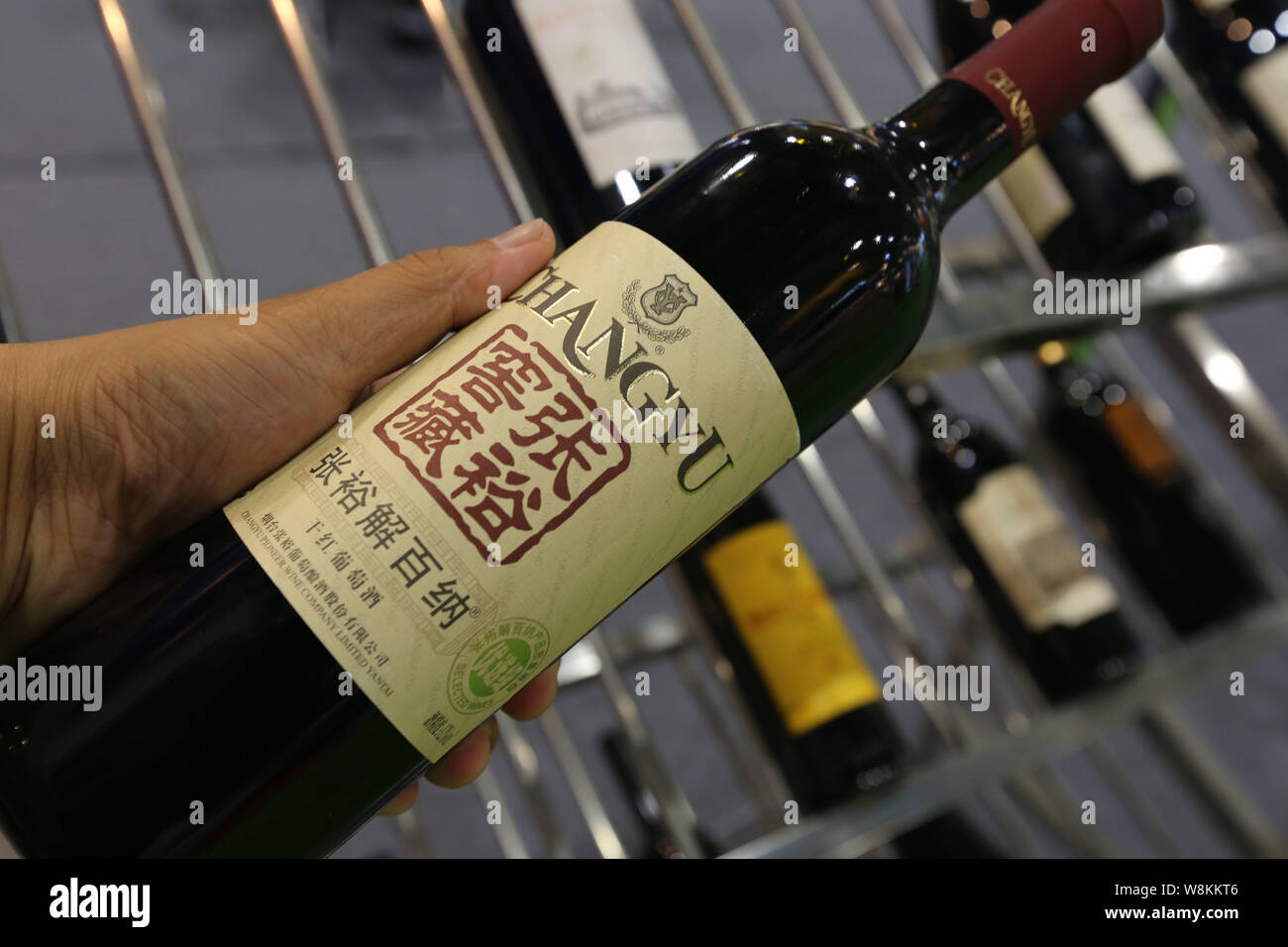 --FILE--un client chinois uniques pour une bouteille de vin Changyu Cabernet rouge dans un supermarché dans la ville de Guangzhou, province du Guangdong en Chine du Sud, 24 JU Banque D'Images