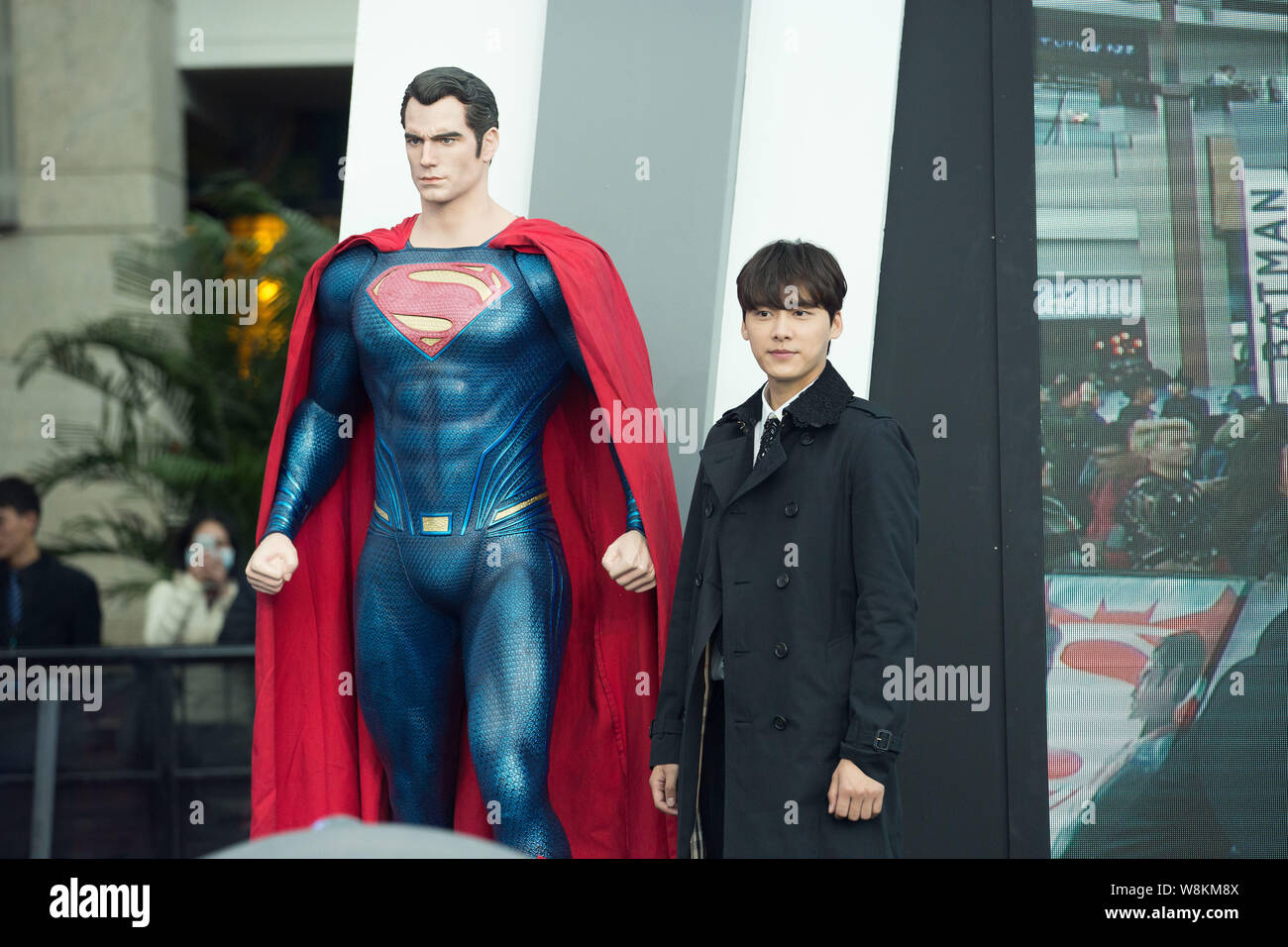 L'acteur chinois Li Grand pose comme il arrive à une première pour le  nouveau film 'Batman Superman v : Dawn of Justice', autrement connu sous le  nom de 'Batman vs. S Photo