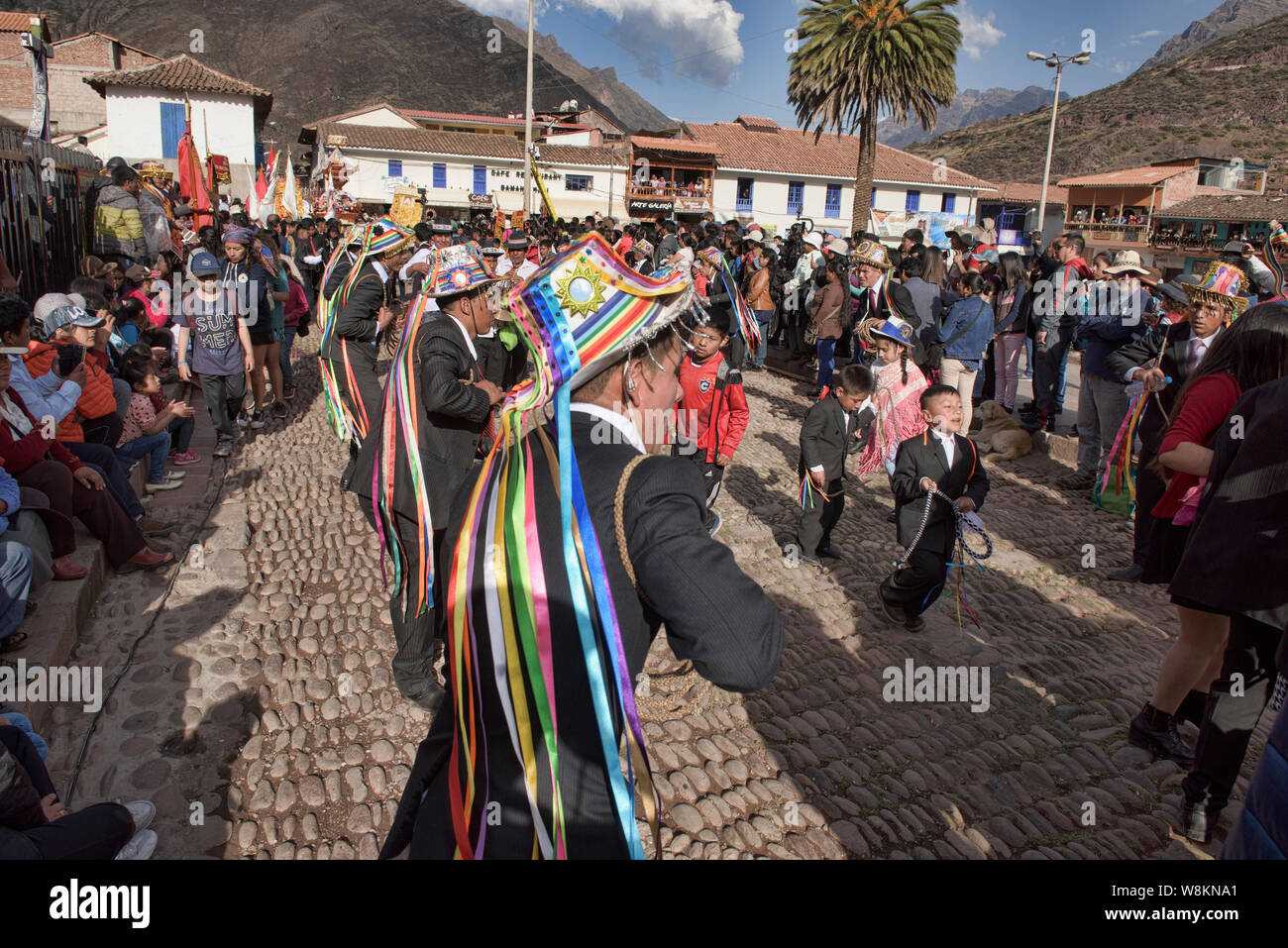 Danser dans les rues à la Virgen del Carmen Festival, tenu à Pisac et Paucartambo, Pérou Banque D'Images