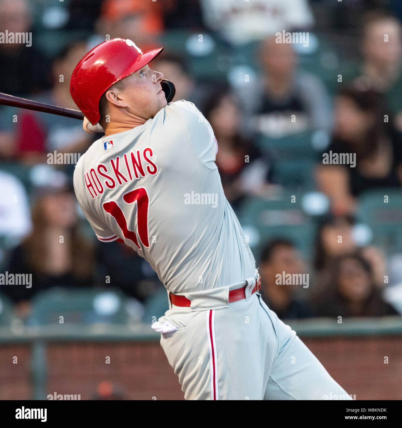 San Francisco, USA. 09Th Aug 2019. 09 août 2019 : premier but des Phillies de Philadelphie Rhys Hoskins (17) montres son ballon, lors d'un match de la MLB entre les Phillies de Philadelphie et les Giants de San Francisco au parc d'Oracle à San Francisco, Californie. Credit : Cal Sport Media/Alamy Live News Banque D'Images