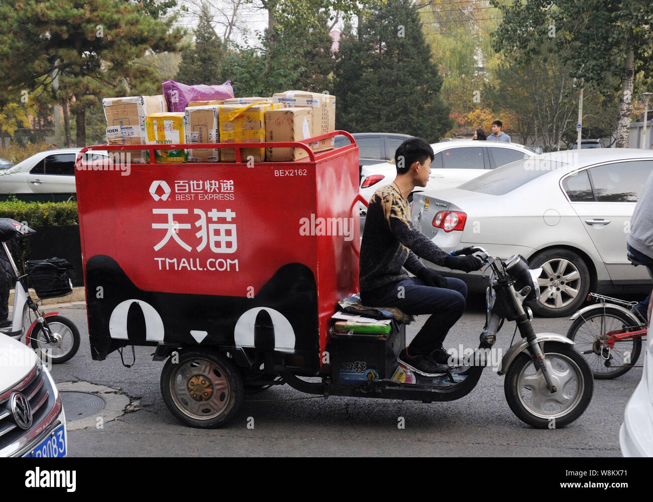 FILE--un courier de Chinois meilleurs manèges Express un tricycle électrique  sur une route pour livrer les colis de magasinage en ligne au pays Groupe  de Tmall.com Photo Stock - Alamy
