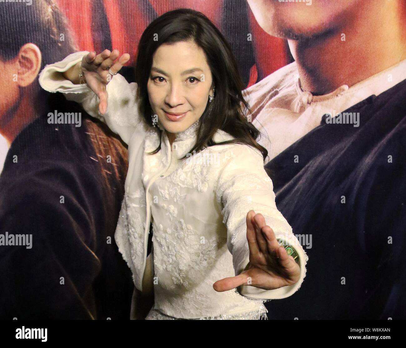 L'actrice malaisienne Michelle Yeoh assiste à une réunion du ventilateur pour promouvoir son nouveau film "Crouching Tiger, Hidden Dragon : Sword of Destiny" à Shanghai, Chine, Banque D'Images