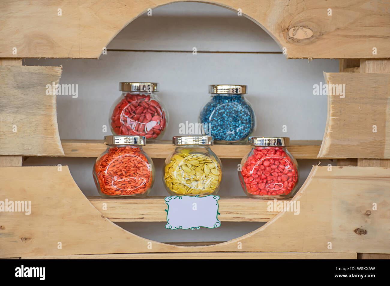 Le maïs de semence et le melon enrobées de bouteilles en verre. Banque D'Images