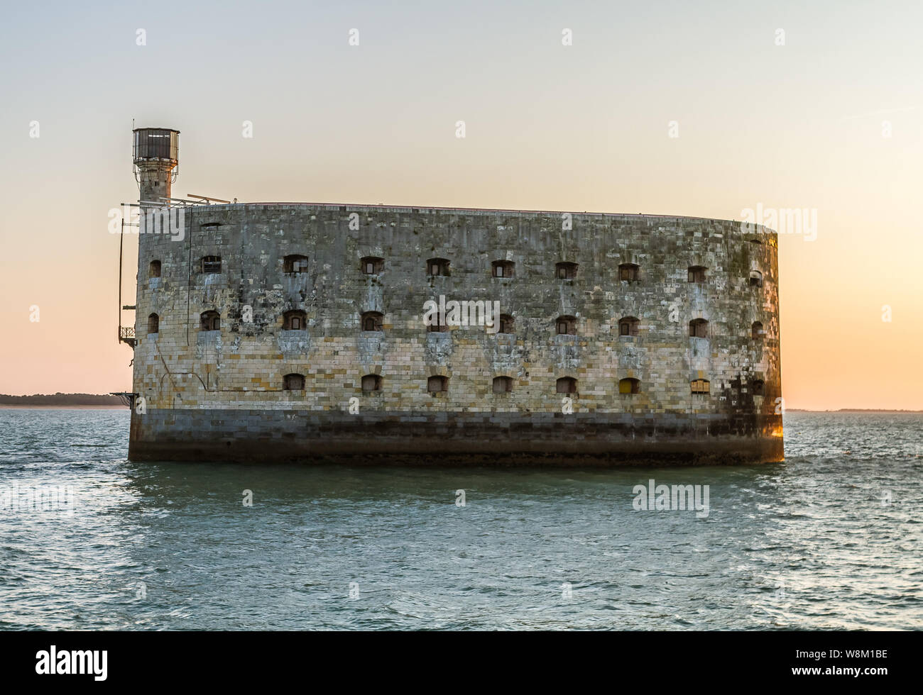 Le Fort Boyard est une fortification située sur un haut fond formé d'un banc de sable à l'origine, appelé la " longe de boyard " qui se découvre à mar Banque D'Images