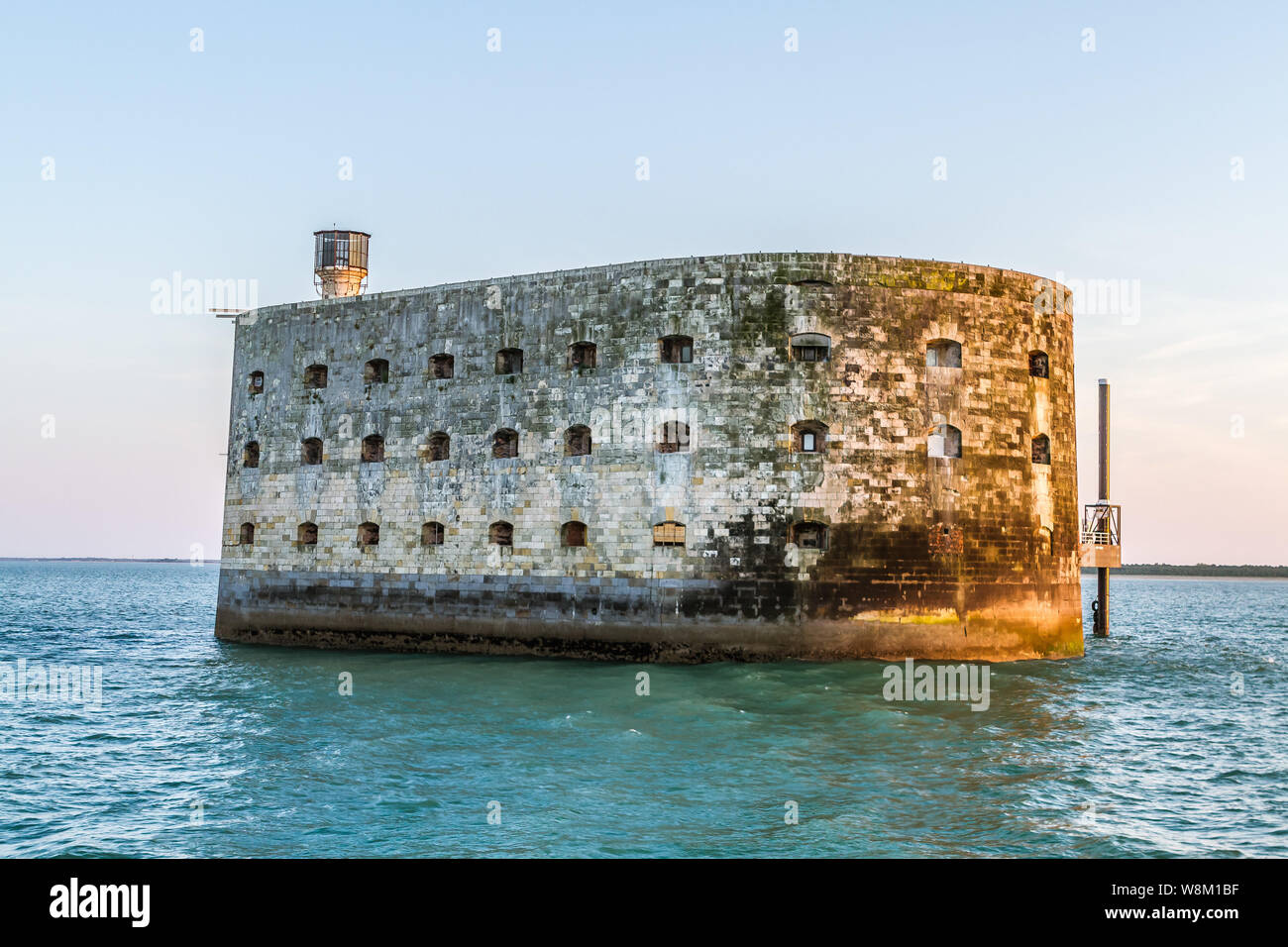 Le Fort Boyard est une fortification située sur un haut fond formé d'un banc de sable à l'origine, appelé la " longe de boyard " qui se découvre à mar Banque D'Images