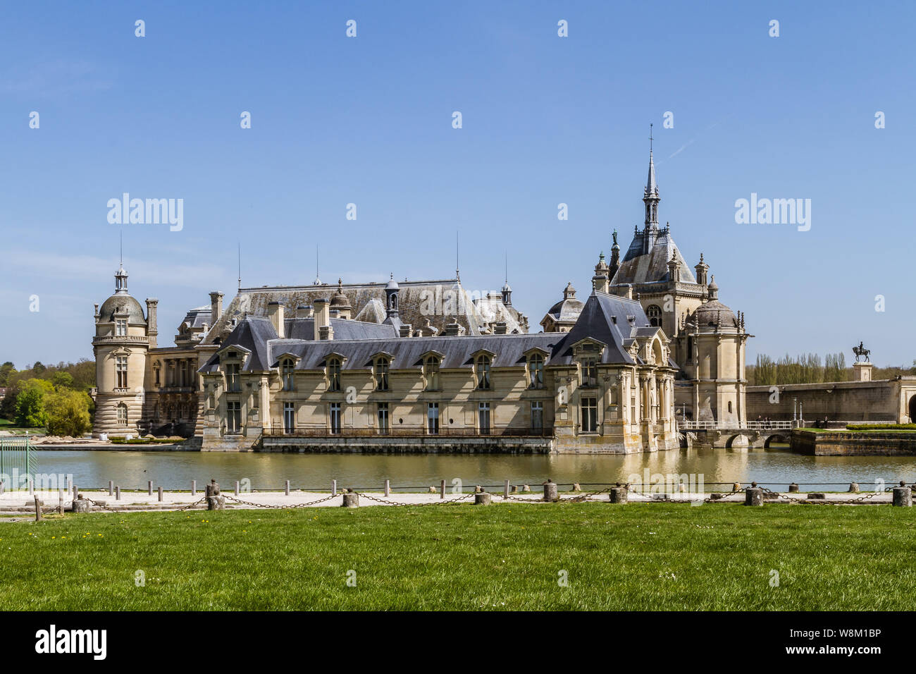 Le château de Chantilly se situe à Chantilly (Oise), en région des Hauts-de-France, en France, dans la vallée de la Nonette, affluent de l'Oise. Banque D'Images