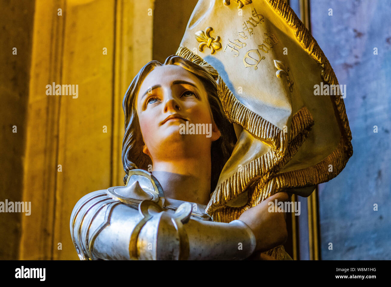 FR - Statue de Jeanne d'Arc d'une église française en Guide de présentation catholique./ en - Statue de Jeanne d'É Arc à l'intérieur de l'église française Banque D'Images FR - Statue de Jeanne d'Arc d'une église française en Guide de présentation catholique./ en - Statue de Jeanne d'É Arc à l'intérieur de l'église française Banque D'Images