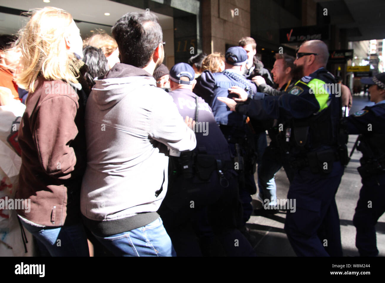 Sydney, Australie. 10 août 2019. S'unir contre l'extrême droite et contre le racisme a organisé une manifestation devant l'hôtel Rydges World Square à protester contre l'action politique conservateur CPAC (Conférence). La police a fait une arrestation. Sur la photo : des échauffourées avec la police comme une femme est arrêtée. Crédit : Richard Milnes/Alamy Live News Banque D'Images