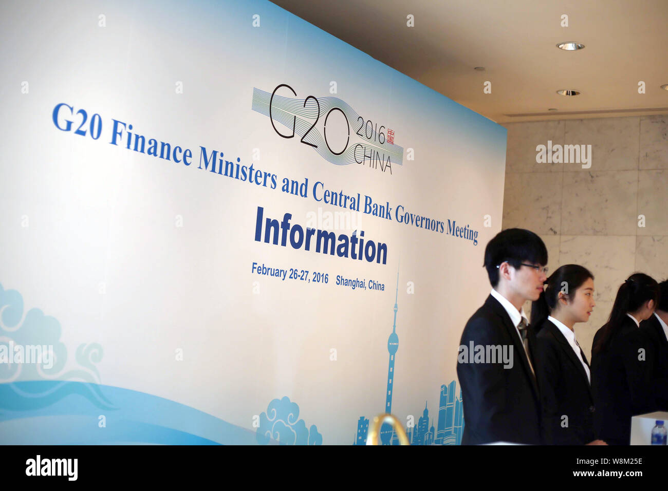 Hôtesses chinois et réceptionnistes travaillent au bureau d'information pour le 2016 Les ministres des Finances du G20 et des gouverneurs des banques centrales à l'S Pudong Banque D'Images