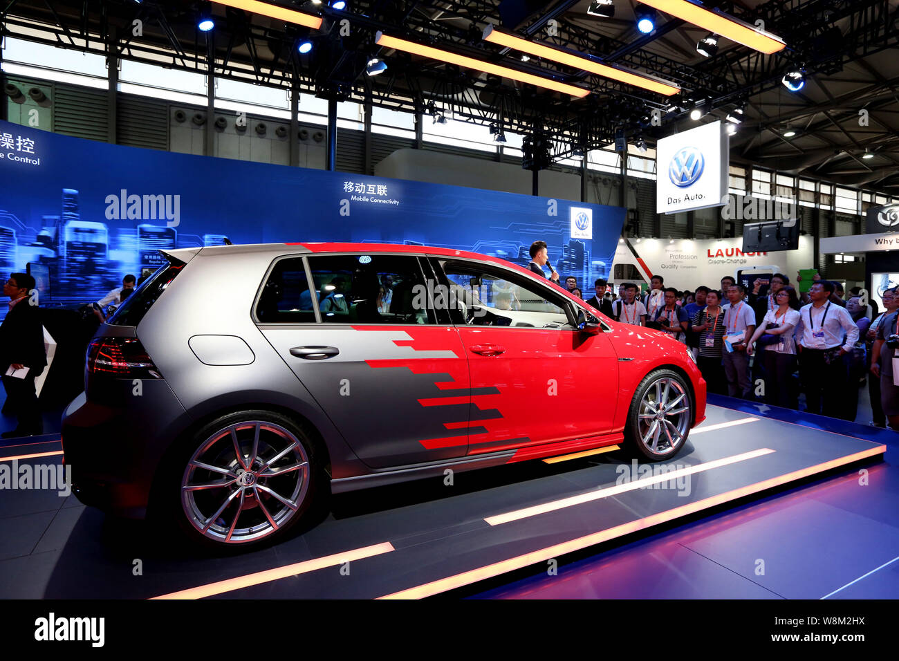 --FILE--visiteurs regardez une Golf R Touch de FAW-Volkswagen, une joint-venture entre FAW et VW, au cours de l'International Consumer Electronics Show 2015 Banque D'Images