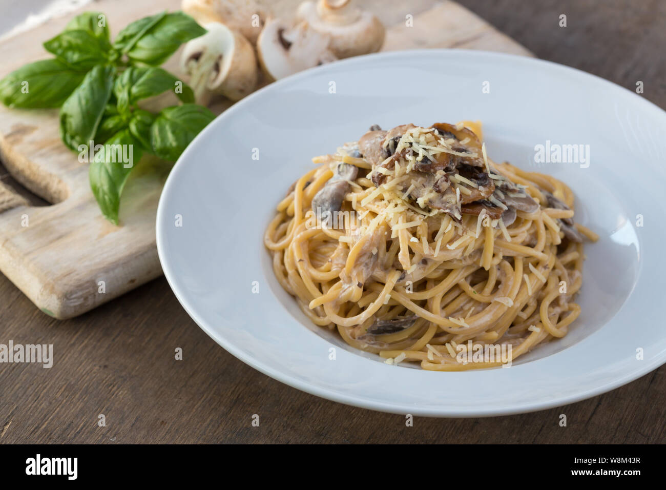 Les pâtes Spaghetti aux champignons et à la crème sur la table, vue du dessus. Les pâtes italiennes faites maison avec champignon Banque D'Images