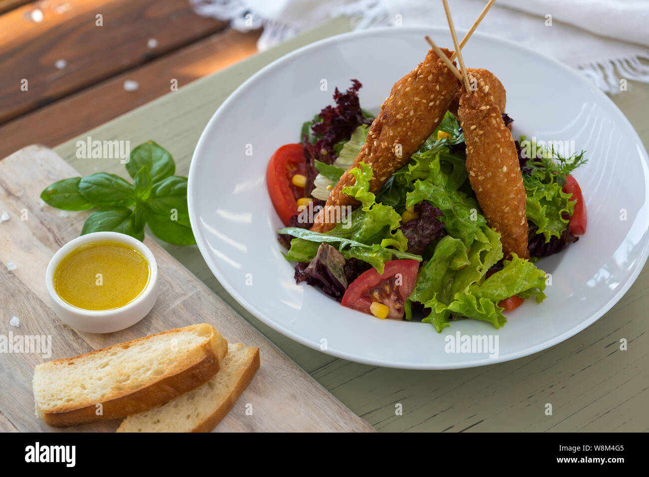 Fried Chicken sur des brochettes en bois avec une salade de légumes et sauce. Pique-nique de printemps,,. Délicieux déjeuner. Sur fond clair Banque D'Images