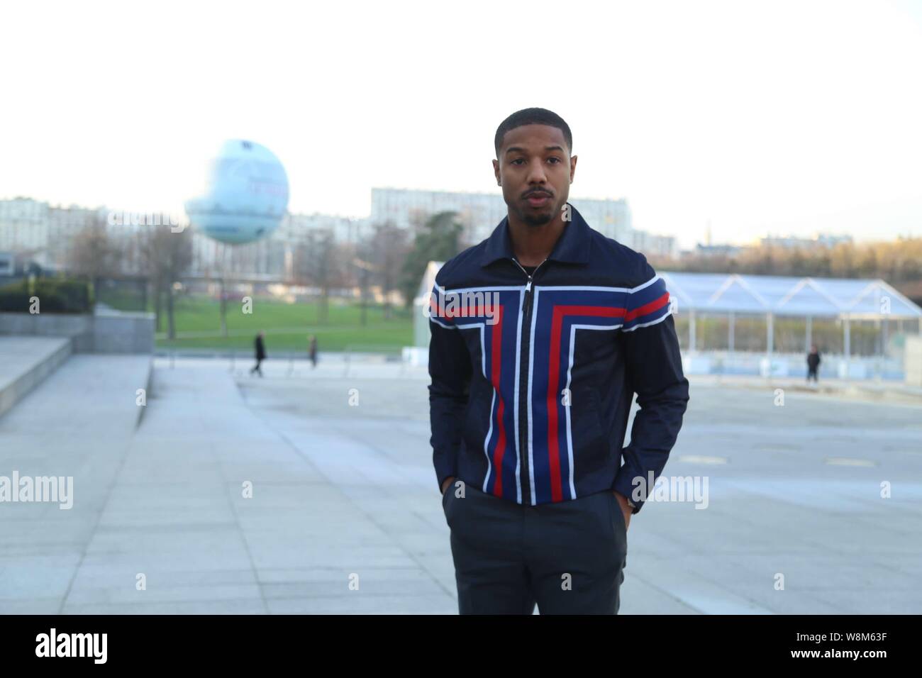 L'acteur américain Michael B. Jordan pose à la Louis Vuitton fashion show de Paris pendant la Semaine de la mode pour hommes automne/hiver 2016 à Paris, France, 21 Jan Banque D'Images