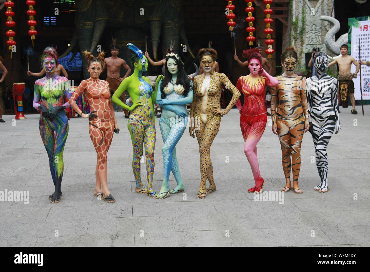 Les modèles chinois avec des peintures corporelles animalier posent au cours d'une campagne pour la protection des animaux à Sanya de Sanya City Zoo couleur, Chine du sud de Hainan p Banque D'Images