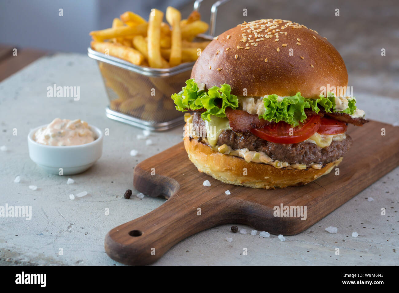 Highigh burger frites en Small Fry panier sur une surface en béton. Fast-food traditionnel américain. Banque D'Images