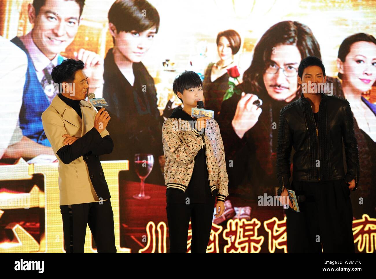 (De gauche) Hong Kong l'acteur Chow Yun-fat, chanteuse et actrice chinoise Li Yuchun, et Hong Kong l'acteur Jacky Heung Cho assister à une conférence de presse pour promo Banque D'Images