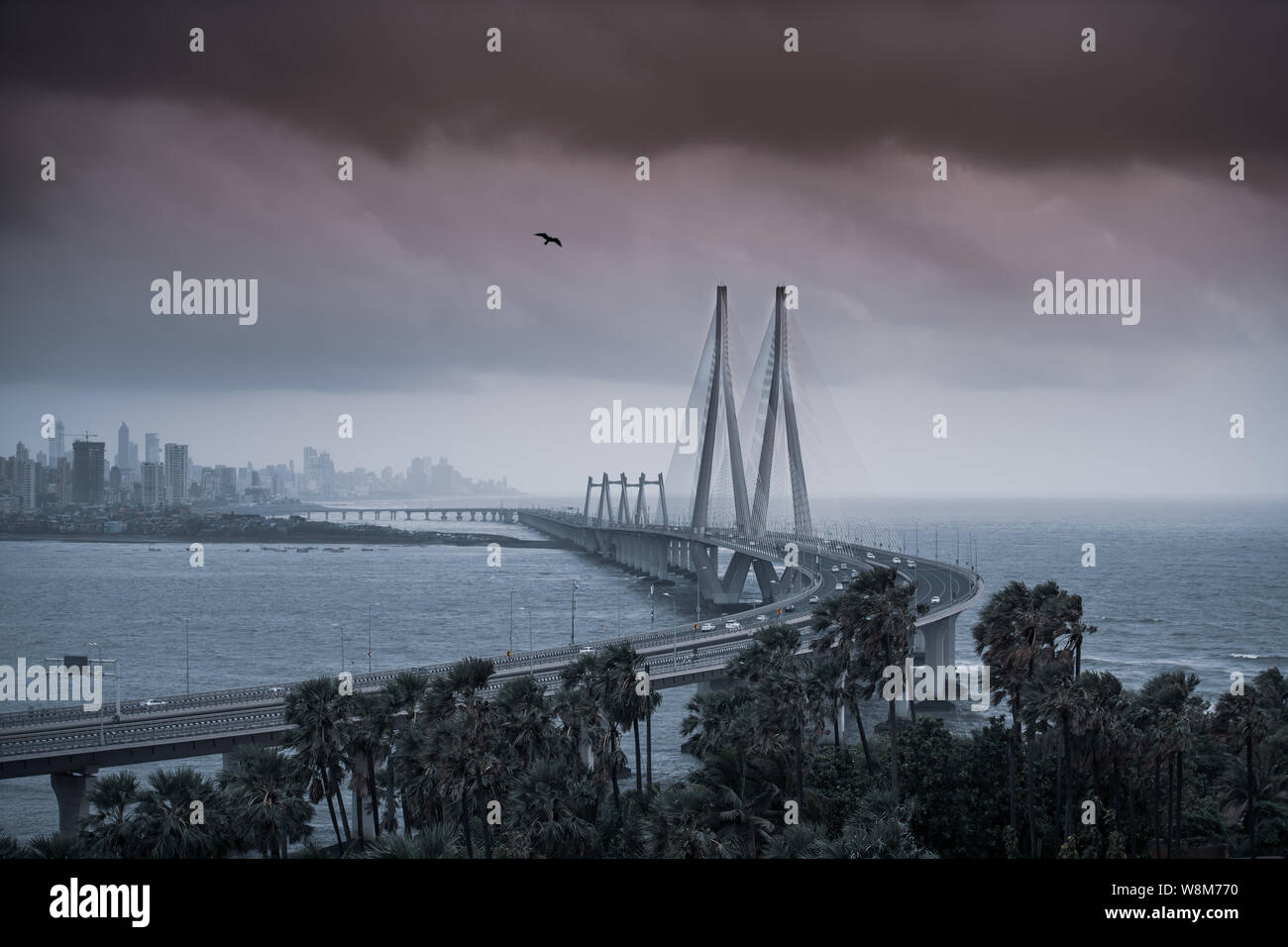 Le Bandra Worli Sealink bridge pendant la mousson avec des nuages sombres Banque D'Images