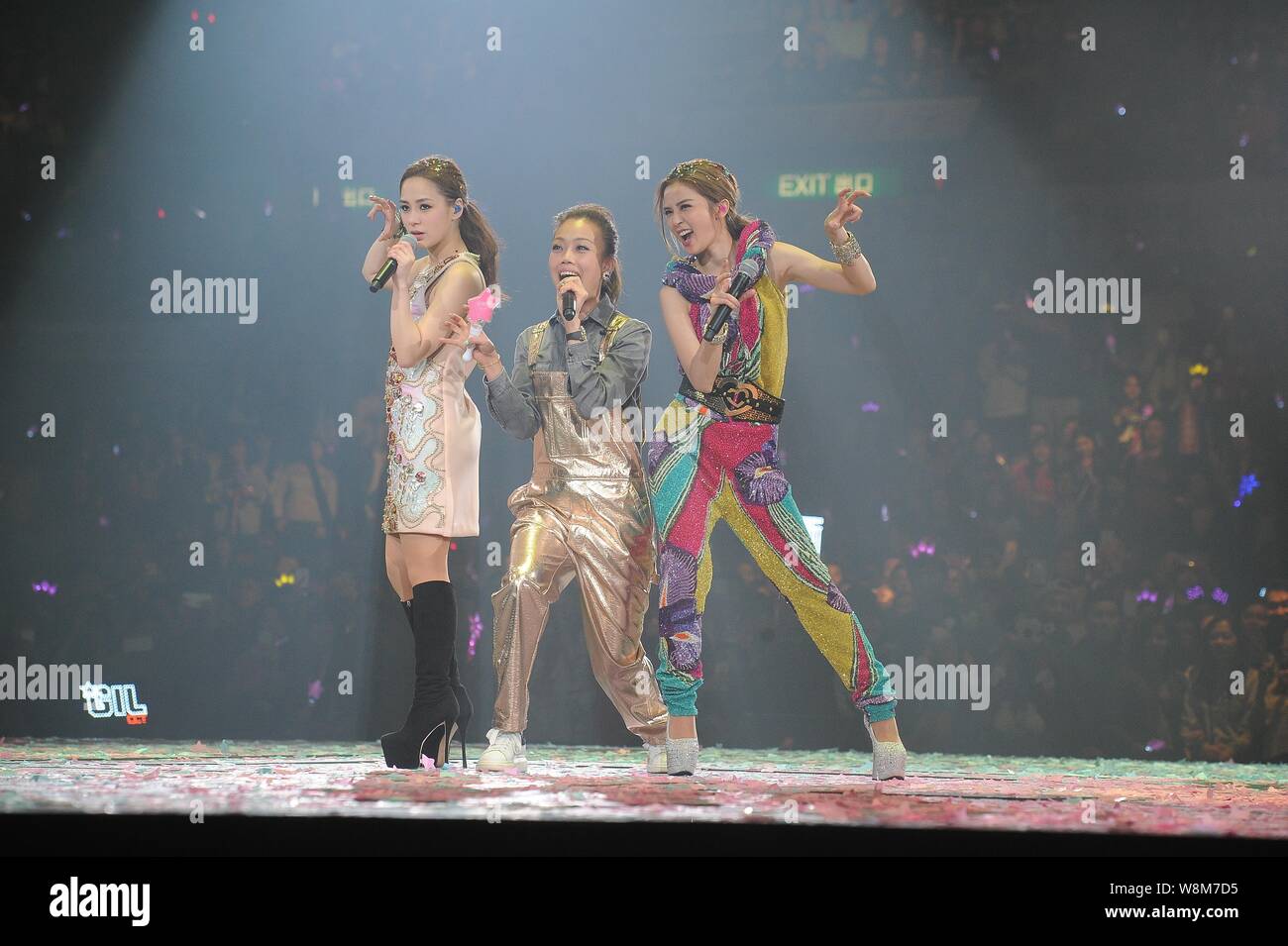 Hong Kong singer Joey Yung, centre, exécute avec Gillian Chung et Charlene Choi, gauche, droite, du duo pop de Hong Kong Twins pendant leur concert à Ho Banque D'Images