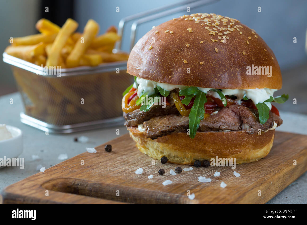 Highigh burger frites en Small Fry panier sur une surface en béton. Fast-food traditionnel américain. Banque D'Images