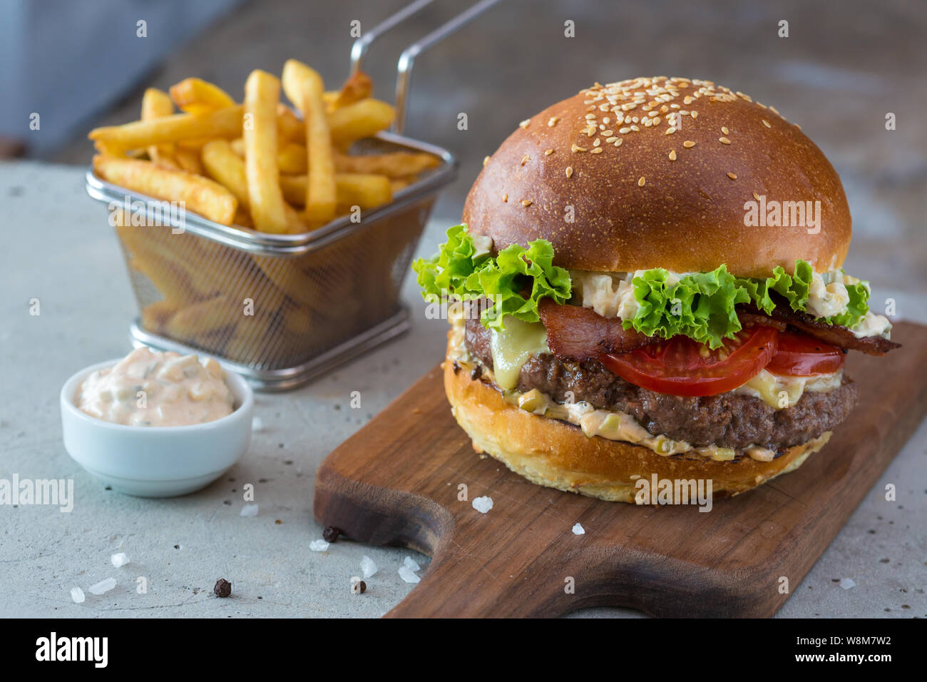 Highigh burger frites en Small Fry panier sur une surface en béton. Fast-food traditionnel américain. Banque D'Images