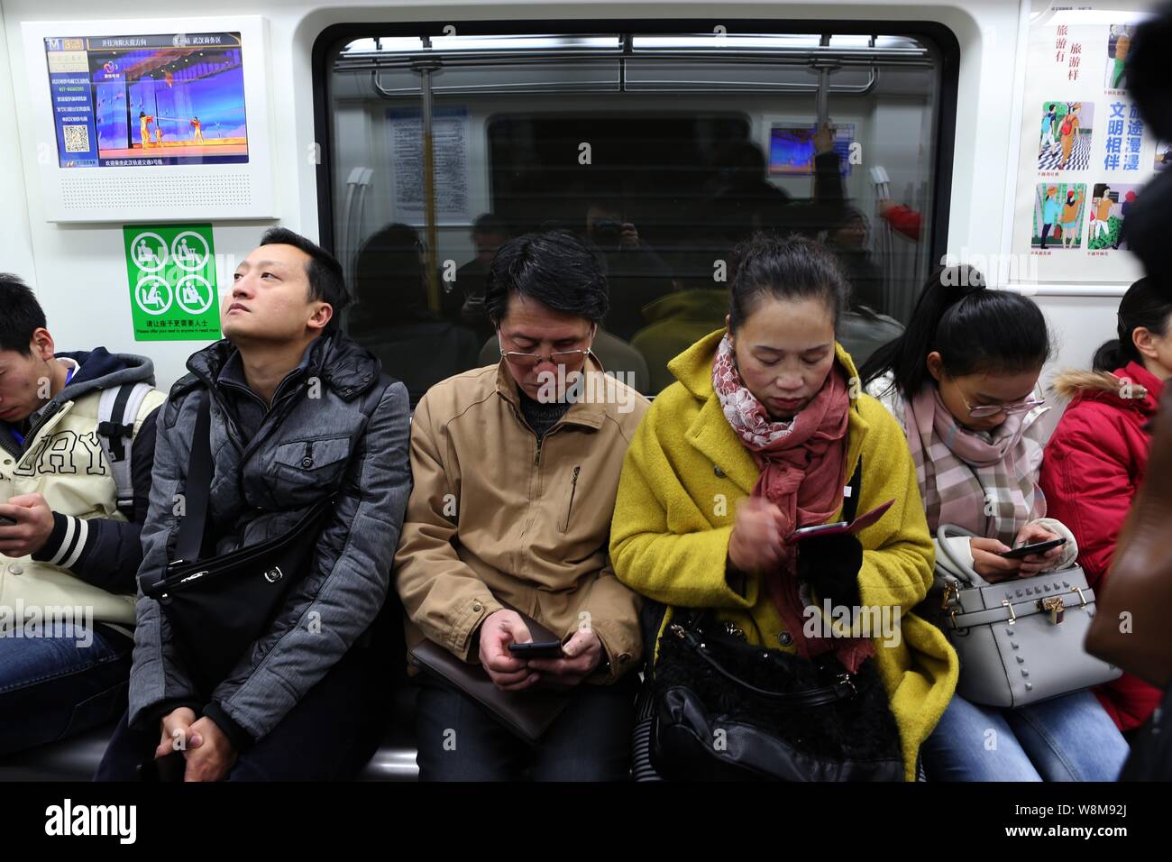 --FILE--Chinese passagers utilisent leurs smartphones pour surfer sur Internet sur une rame de métro dans la ville de Wuhan, province du Hubei en Chine centrale, 28 décembre 201 Banque D'Images