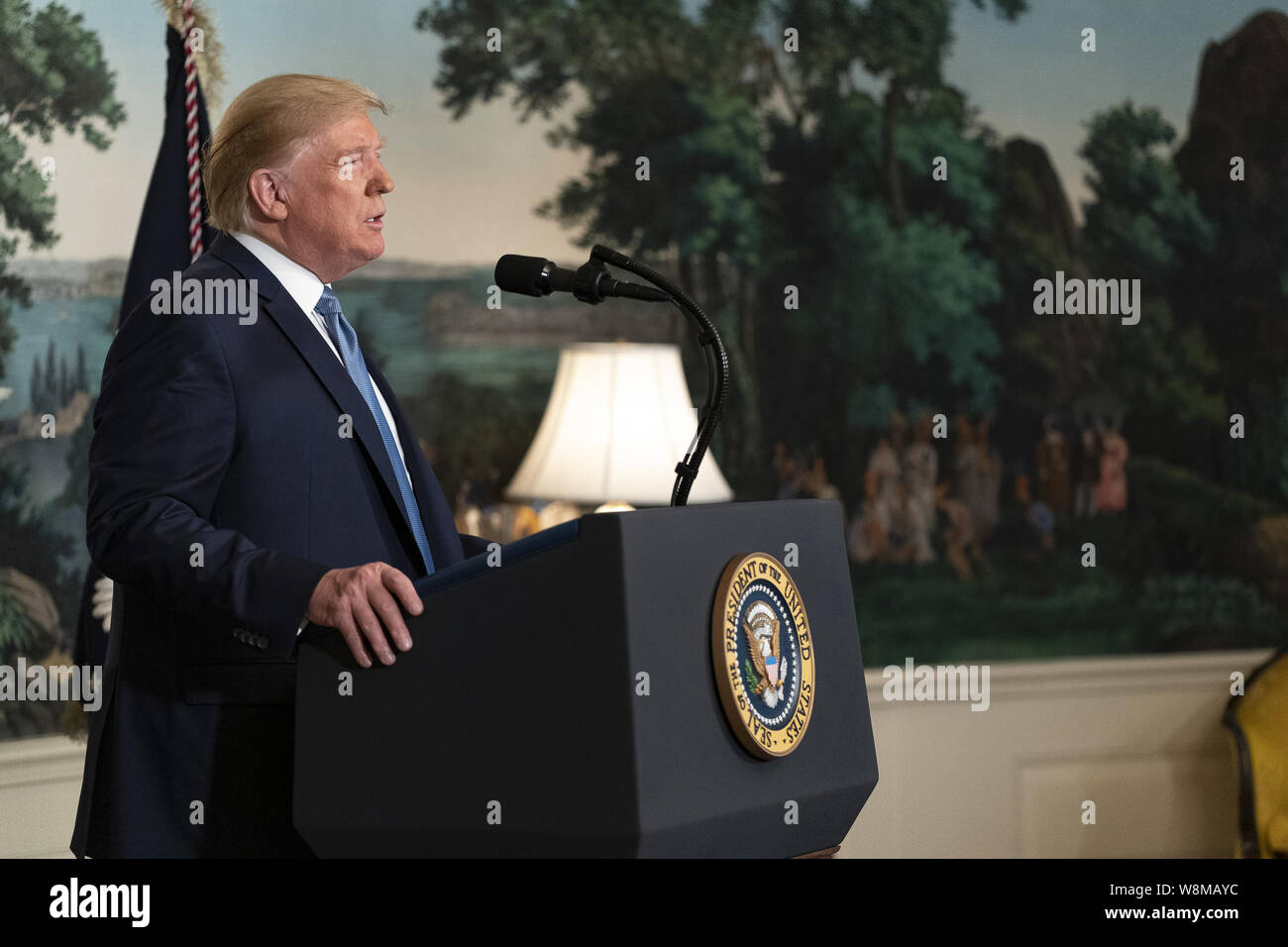 Washington, États-Unis d'Amérique. Le 05 août, 2019. Le président Donald J. Trump prononce une allocution lundi, Août 5, 2019, dans la salle de réception diplomatique de la Maison Blanche sur les attaques au cours du week-end à El Paso, Texas, et Dayton, Ohio. People : Le président Donald Trump, Première Dame Melania Trump Credit : tempêtes Media Group/Alamy Live News Banque D'Images