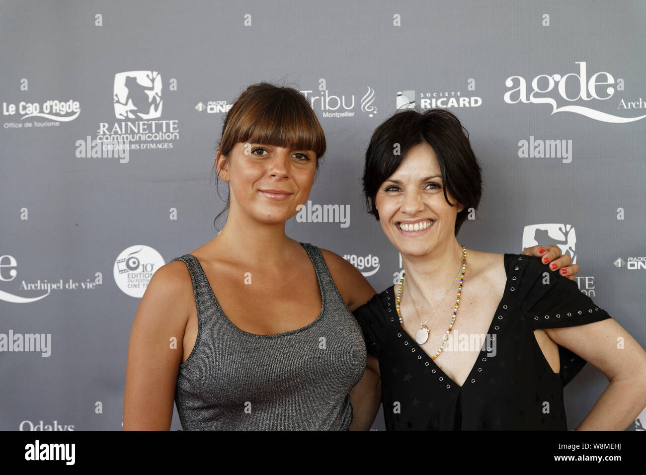 Cap d'Agde, France.23 juin 2019. Hélène Bizot (droite) et une actrice  assistent au Festival du film et de la télévision les Hérault à Agde, en  France Photo Stock - Alamy