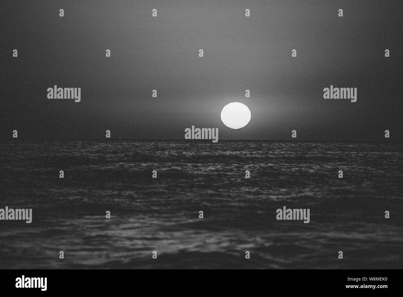 Beau lever de soleil rose sur la côte de la mer Noire - paysages étonnants, une vue impressionnante, maison de vacances et de détente, l'impression Banque D'Images