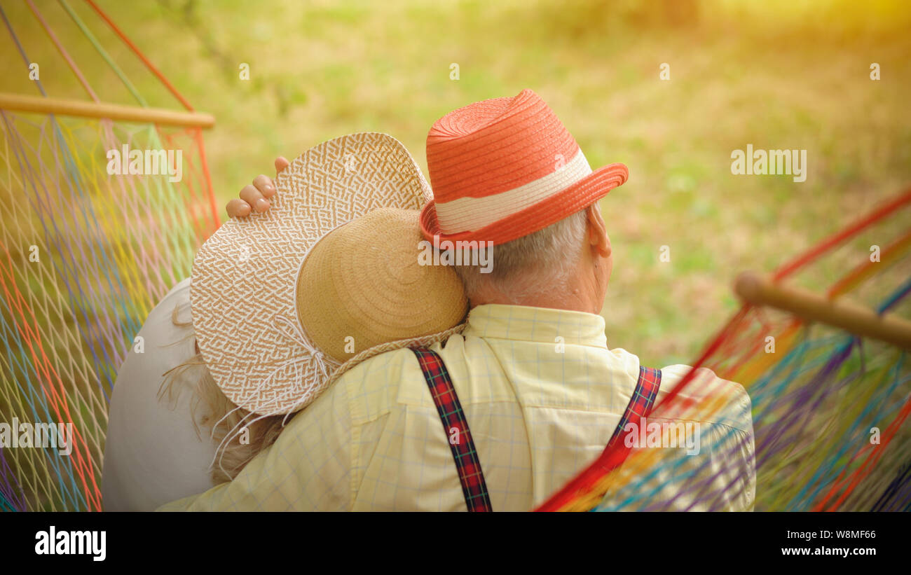 Le vieux couple est assis dans le hamac dans le jardin4 Banque D'Images