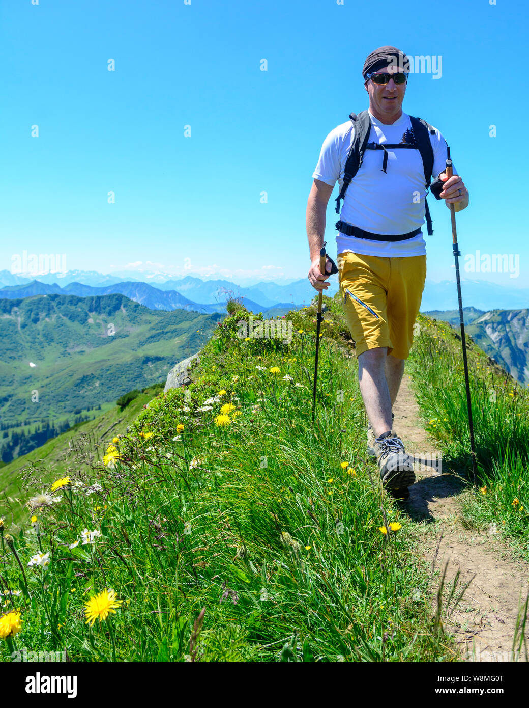 Homme Randonnée en région alpine dans les Alpes autrichiennes Banque D'Images