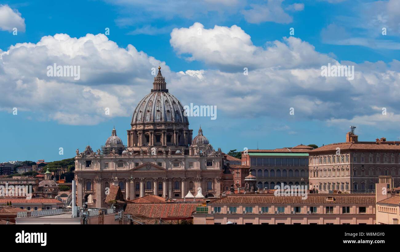 Belle vue aérienne sur la basilique Saint Pierre ( célèbre monument romain ) et d'anciens bâtiments classiques du Vatican sur fond de nuages. Sc Banque D'Images