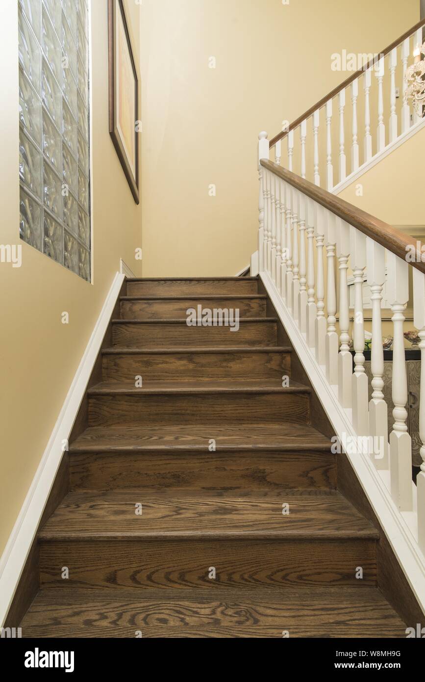 Vue verticale intérieure d'un escalier en bois moderne Banque D'Images